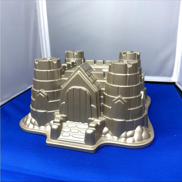 Nordic Ware Castle Bundt 10 Cup Cake Pan Mold Cast Fun Children Boy Birthday F6 - Picture 1 of 8